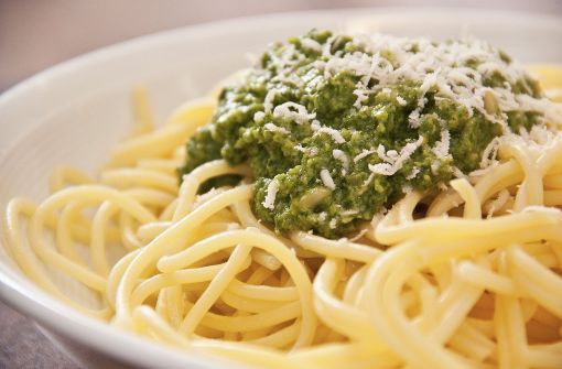 Pesto, Suppen, Aufläufe, Smoothies und Salate: Wildkräuter sind vielseitig einsetzbar. Foto: dpa