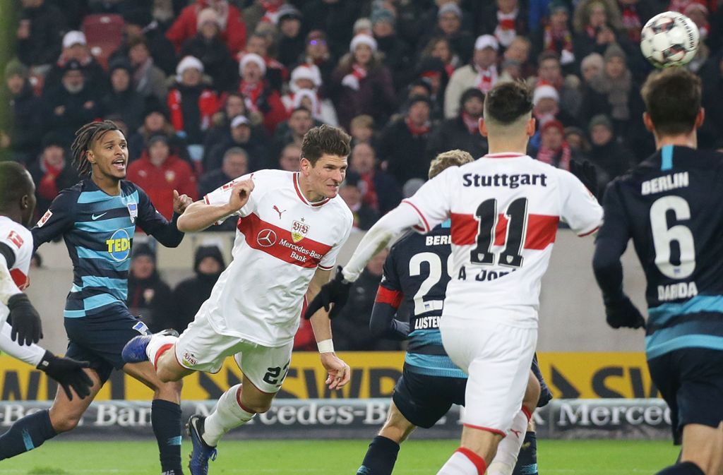 Mario Gomez vom VfB Stuttgart köpft den Ball zum 2:1-Siegtreffer gegen Hertha BSC ins Tor.Foto:Pressefoto Baumann