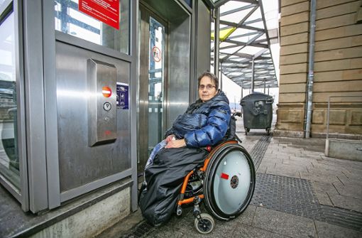 Mit Rollstuhl ist hier Endstation, bevor die Reise begonnen hat: Ein  Aufzug im Esslinger Bahnhof funktioniert mal wieder nicht. Foto: Roberto Bulgrin