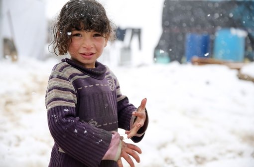 Ein syrisches Flüchtlingskind steht mitten im Schnee in einem Camp im Libanon. Foto: © UNICEF/NYHQ2015-0221/Haidar