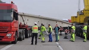 Ein Schwertransporter hat am Dienstagmorgen seine gewaltige Ladung verloren: Zwei jeweils 30 Tonnen schwere Betonpfeiler.  Foto: Andreas Rosar Fotoagentur-Stuttgart