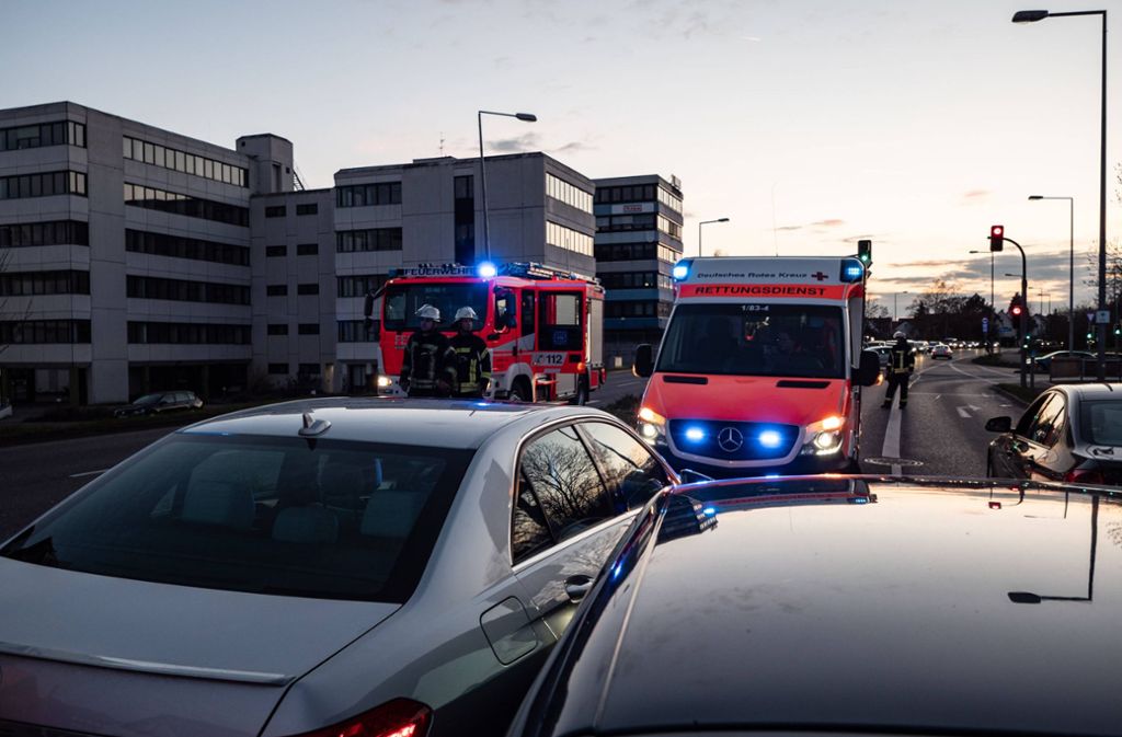 Bei einem Verkehrsunfall in Stuttgart-Vahingen sind drei Menschen verletzt worden.