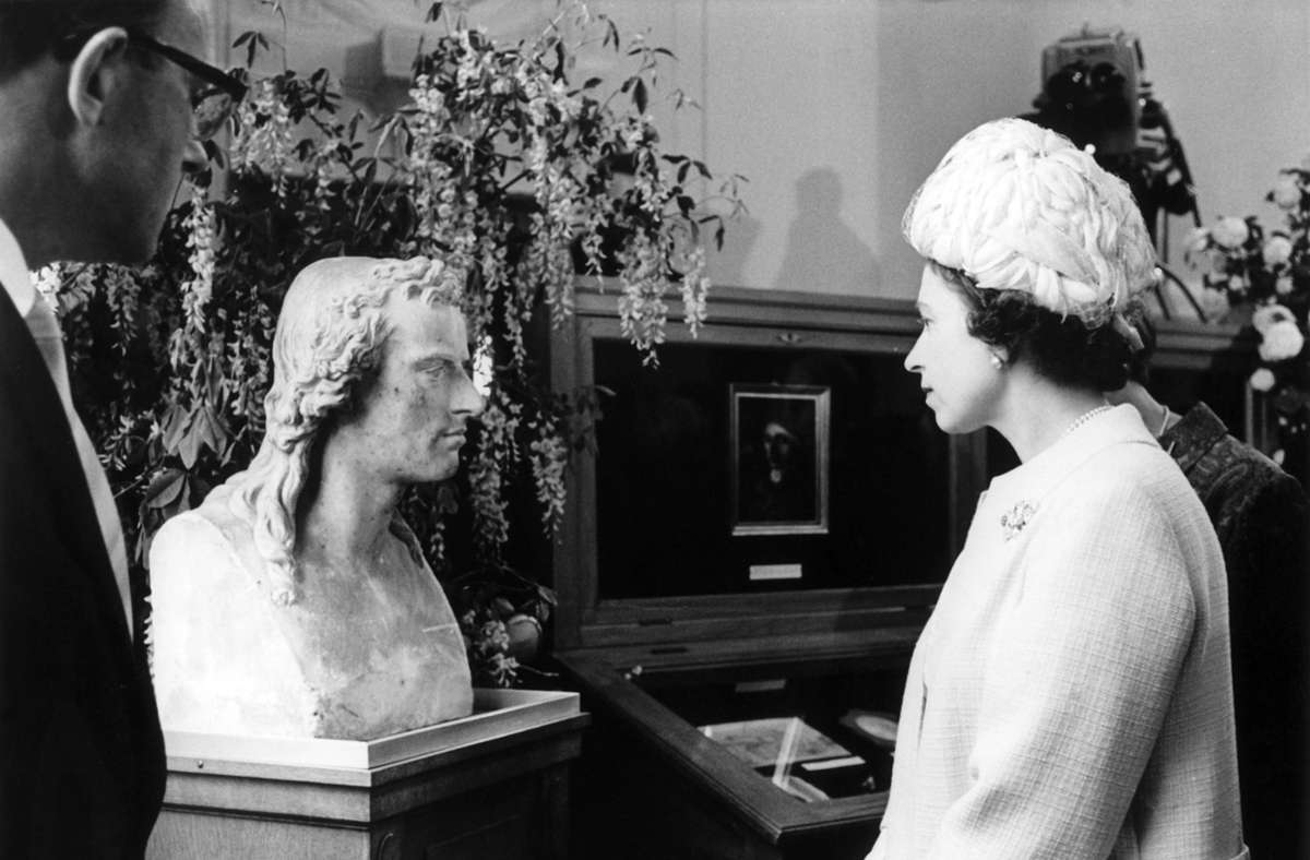 Die Queen Aug’ in Aug’ mit dem Dichterfürsten: Elizabeth II. betrachtet die Büste von Friedrich Schiller.