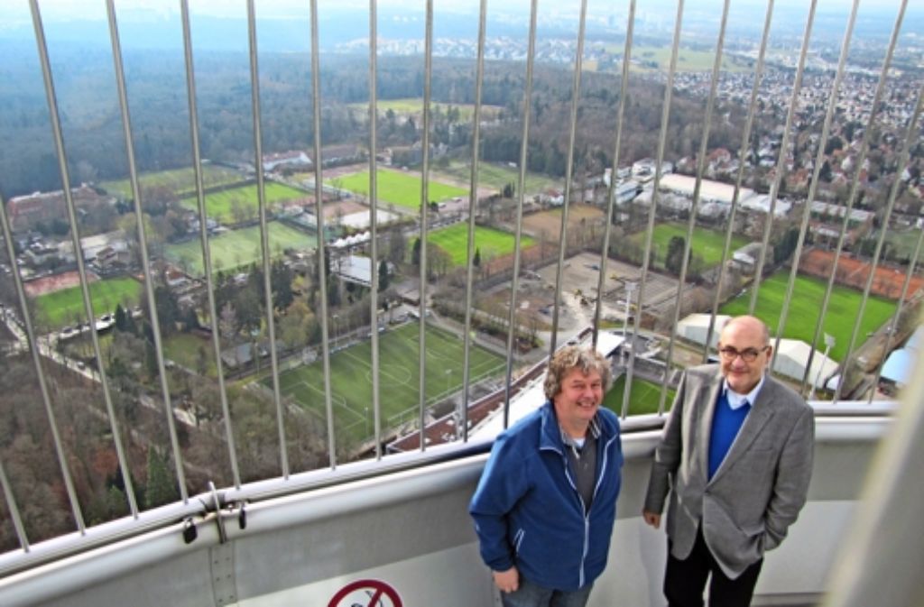 Matthias Buck (li.) und Siegfried Dannwolf auf dem Fernsehturm. Weitere Bilder in unserer Fotostrecke.