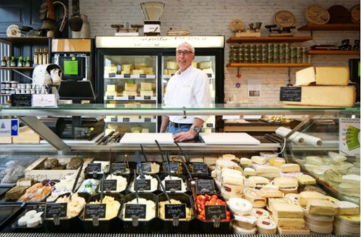 Auch wenn er ihn verkauft – ausschließlich  Käse zu essen, das sei  auch nicht gut. Armin Haas plädiert für eine „ausgewogene Ernährung“. Foto: Simon Granville