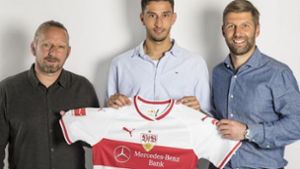 Karazor (Mitte) mit Sportchef Sven Mislintat und Sportvorstand Thomas Hitzlsperger. Foto: VfB Stuttgart