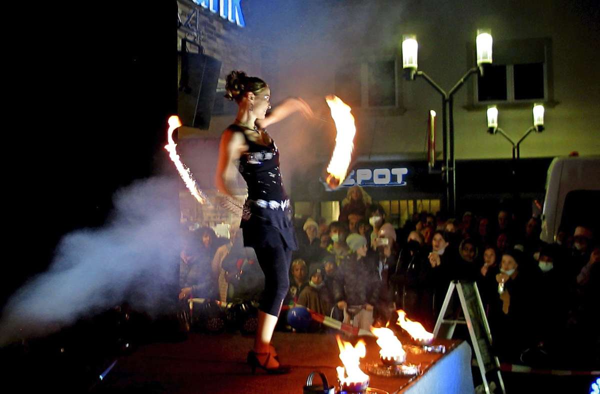 „Dance with Fire“-Vorführung auf der Stuttgarter Straße
