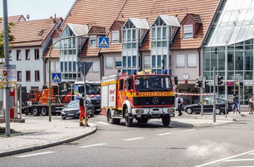 Die Feuerwehr sperrte auch das Gebiet im die Stuttgarter Straße in Leonberg weiträumig ab. Foto: SDMG