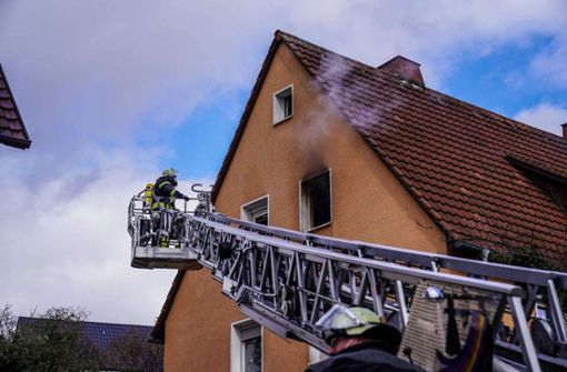 Am Sonntagvormittag löste laut Polizei ein Rauchmelder in einem Mehrfamilienhaus in Altbach Alarm aus. Ein 32-jähriger Bewohner wurde am Montag dem Haftrichter vorgeführt. Foto: SDMG