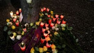 Auf dem Königsplatz in Augsburg wurden Kerzen und Blumen für das Opfer niedergelegt. Foto: dpa/Stefan Puchner