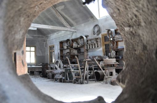 Die Sammlung in der Remise dokumentiert in komprimierter Form den früheren Produktionsablauf der Steingießerei. Foto: Karin Ait Atmane