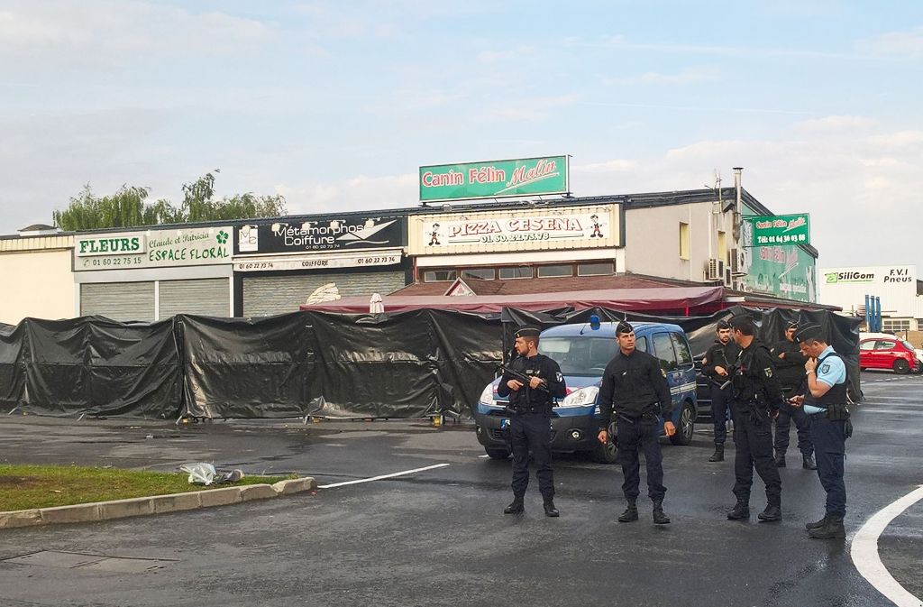 Der Tatort bei Paris kurz nach der Amokfahrt. Foto: AFP