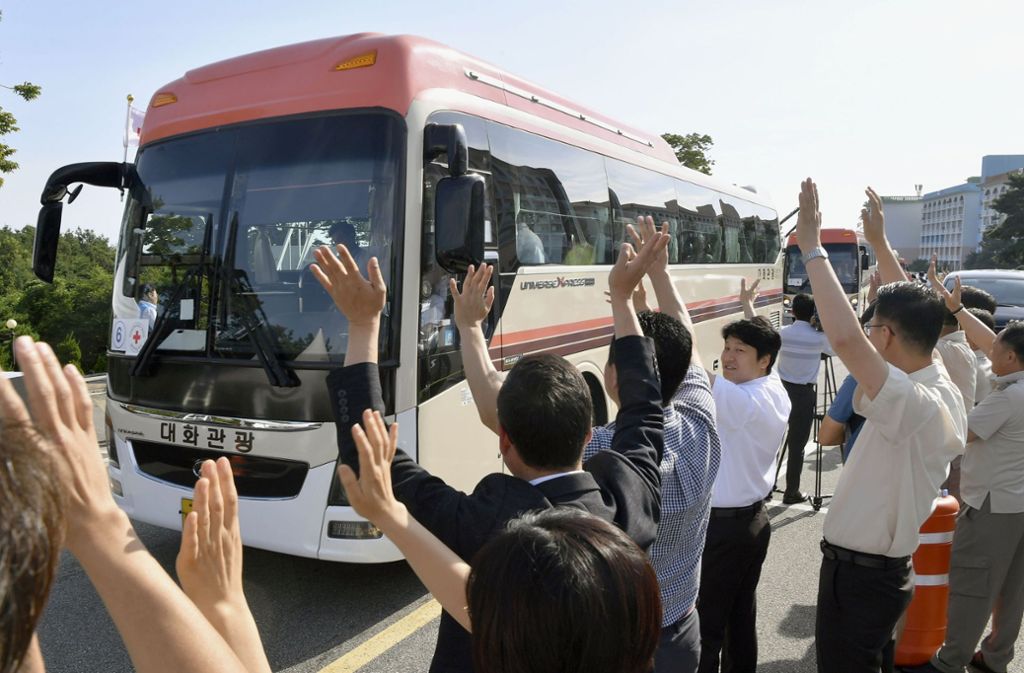 Mit Bussen werden die südkoreanischen Senioren über die Grenze nach Norkorea gefahren, um ihre Verwandten zu treffen. Foto: kyodo