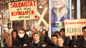 Die Aktivisten von Fridays for Future Stuttgart haben sich am Rotebühlplatz zu einer Spontan-Demo eingefunden. Foto: Lichtgut/Julian Rettig