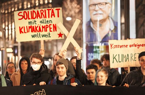 Die Aktivisten von Fridays for Future Stuttgart haben sich am Rotebühlplatz zu einer Spontan-Demo eingefunden. Foto: Lichtgut/Julian Rettig