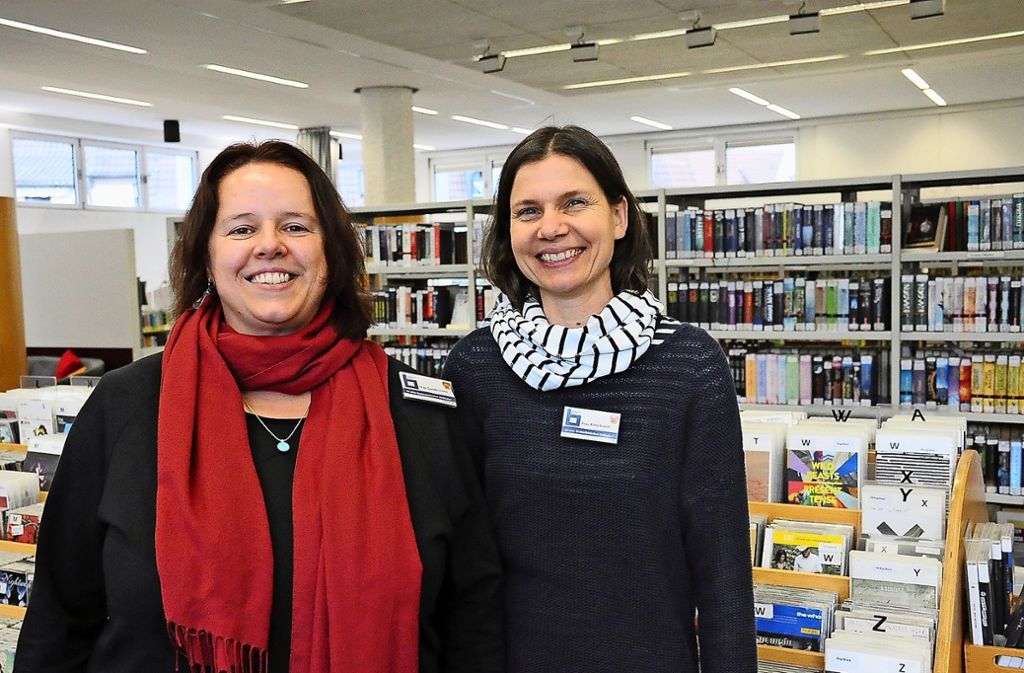 Bücherei-Leiterin Astrid Sundermann (links) und ihre Stellvertreterin Annette Ritterbusch haben ein Fazit abgegeben. Foto: Georg Linsenmann