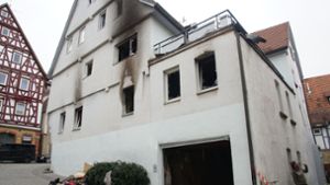 Die Flammen sind gelöscht, doch die Fassade des Hauses ist von der Brandnacht gezeichnet. Foto: SDMG//Dettenmeyer
