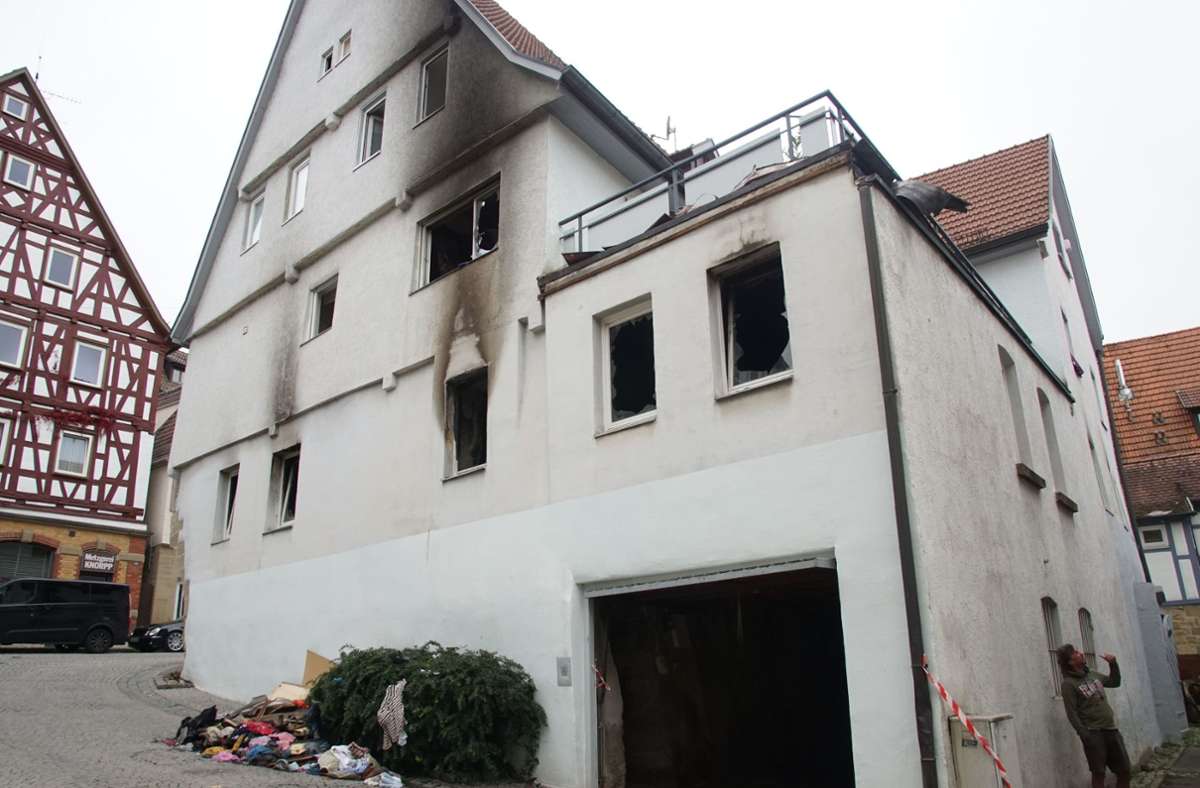 Die Flammen sind gelöscht, doch die Fassade des Hauses ist von der Brandnacht gezeichnet.