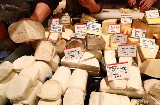 Für umweltbewusste Menschen kann Käse aus einer Bedientheke eine Alternative zu bereits verpackten Produkten sein. Foto: Symbolbild (dpa)