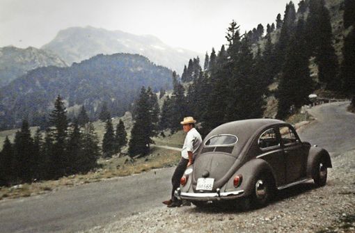 Klaus Maier  mit seinem Käfer  im Jahr 1969 auf Gotthard-Höhen. Foto: Maier
