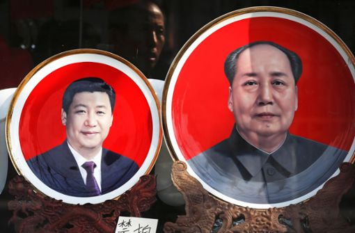 Der Personenkult um Chinas Staatschef Xi Jinping (links) ist fast so groß wie der um den verstorbenen KP-Chef Mao Tsetung Foto: AP