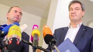 Als Verlobte grüßen: Freie-Wähler-Chef Hubert Aiwanger (links) und CSU-Ministerpräsident Markus Söder Foto: dpa