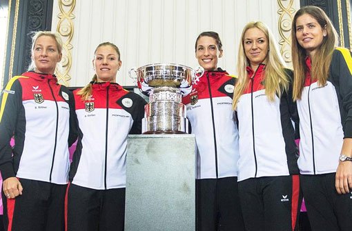 Trainerin Barbara Rittner und die Spielerinnen Angelique Kerber, Andrea Petkovic, Sabine Lisicki und Julia Görges (von links) wollen den Fed-Cup in Prag für sich entscheiden. Foto: dpa