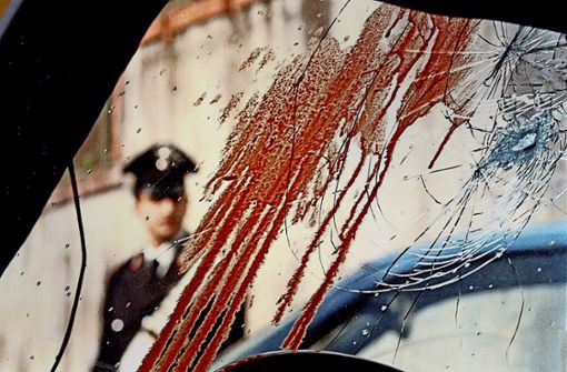 Szene von vor 20 Jahren: Ein Carabinieri untersucht ein Mafia-Verbrechen. Foto: ANSA