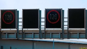 Die neue Verkehrsbeeinflussungsanlage auf den Fildern zeigt Tempo 120 an – das wird es auch künftig geben, aber voraussichtlich nicht mehr als Dauerzustand. Foto: Peter-Michael Petsch