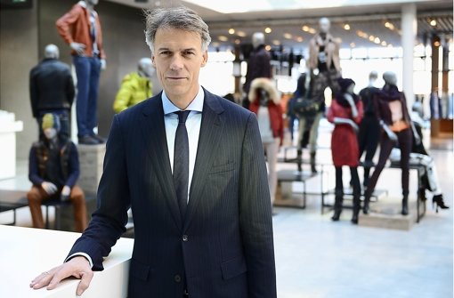 Auf Erfolgskurs: Claus-Dietrich Lahrs, Vorstandsvorsitzender des Modekonzerns Hugo Boss, steht vor einer Modepräsentation in der Metzinger Firmenzentrale. Foto: dpa