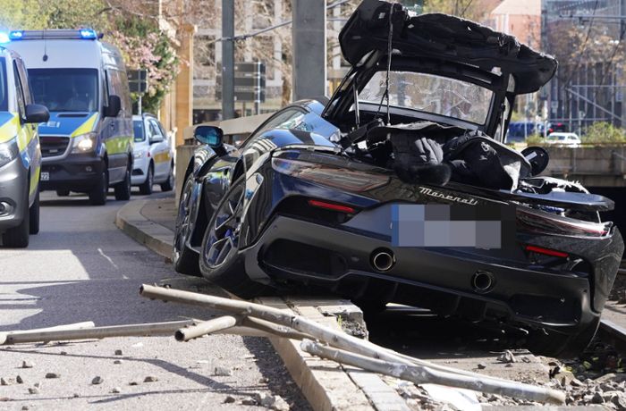 Supersportwagen-Unfall in Stuttgart-Mitte: Mit Maserati über Gleise geschanzt und gegen Mast geprallt