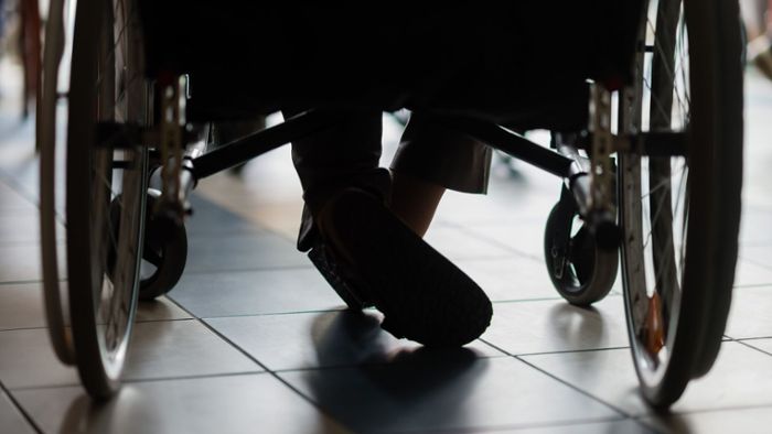 Seniorin stürzt mit Rollstuhl - und attackiert Helfer