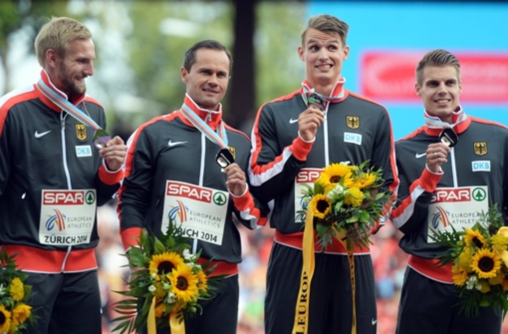 Lucas Jakubczyk, Alexander Kosenkow, Sven Knipphals and Julian Reus (von links nach rechts) bejubeln ihre Staffel-Medaille.