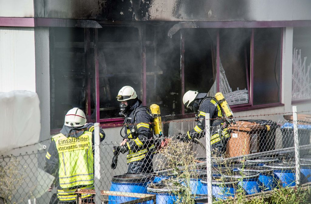 Die Feuerwehr ist mit einem Großaufgebot nach Burgstall ausgerückt. Dort brannte es in einer Chemiefabrik.