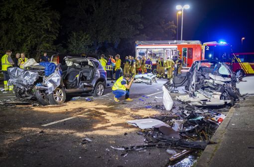 Die Fahrzeuge wurden bei dem tödlichen Unfall vollkommen zerstört. Foto: dpa/Moritz Frankenberg