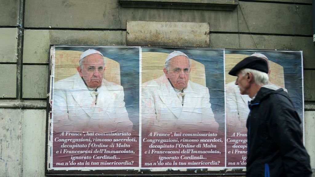 Plakative Kritik an Franziskus in Rom: Plakat-Protest gegen den Papst