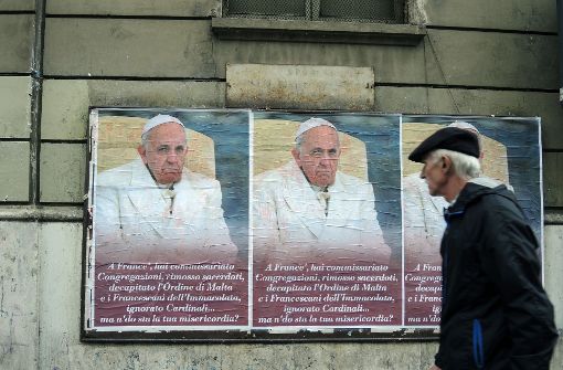 Mehr als 200 dieser Anti-Papst-Plakate haben Unbekannte in Rom aufgehängt. Die Botschaft hat es in sich: „He Franz, du hast die Kongregationen unter Aufsicht gestellt, Priester entfernt, den Malteserorden und die Franziskaner der Immakulata enthauptet, Kardinäle ignoriert . . . Aber wo ist deine Barmherzigkeit?“ Foto: dpa