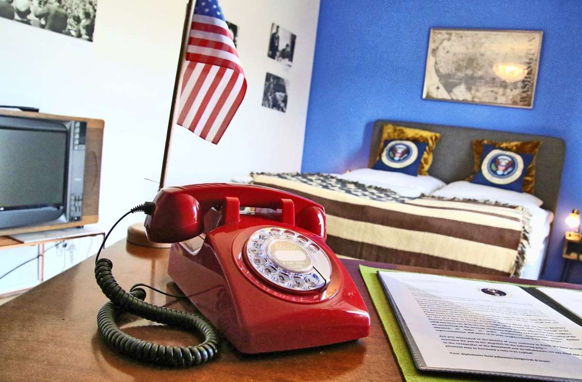 „Hello Mr. President“: Im amerikanischen Zimmer steht ein rotes Telefon, das den diplomatischen Draht nach Moskau symbolisiert. Foto: Steve Przybilla