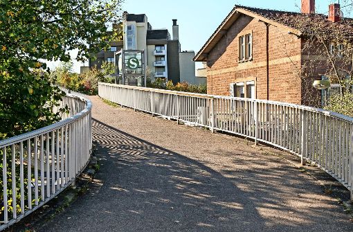 Dieser Zugang zum Korntaler Bahnhof hat zwar keine Stufen,  ist aber für Rollstuhlfahrer eigentlich zu steil. Ein Umbau ist  jedoch vorerst nicht vorgesehen. Foto: factum/Bach