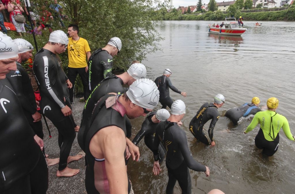 Die Premiere des Ludwigsburger City-Triathlons: Los ging es mit dem Schwimmen im Neckar. Wassertemperatur: 17 Grad.