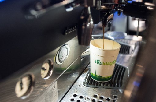 Seit vergangenen Montag sind die wiederverwendbaren Kaffeebecher in Freiburg im Einsatz. Foto: dpa