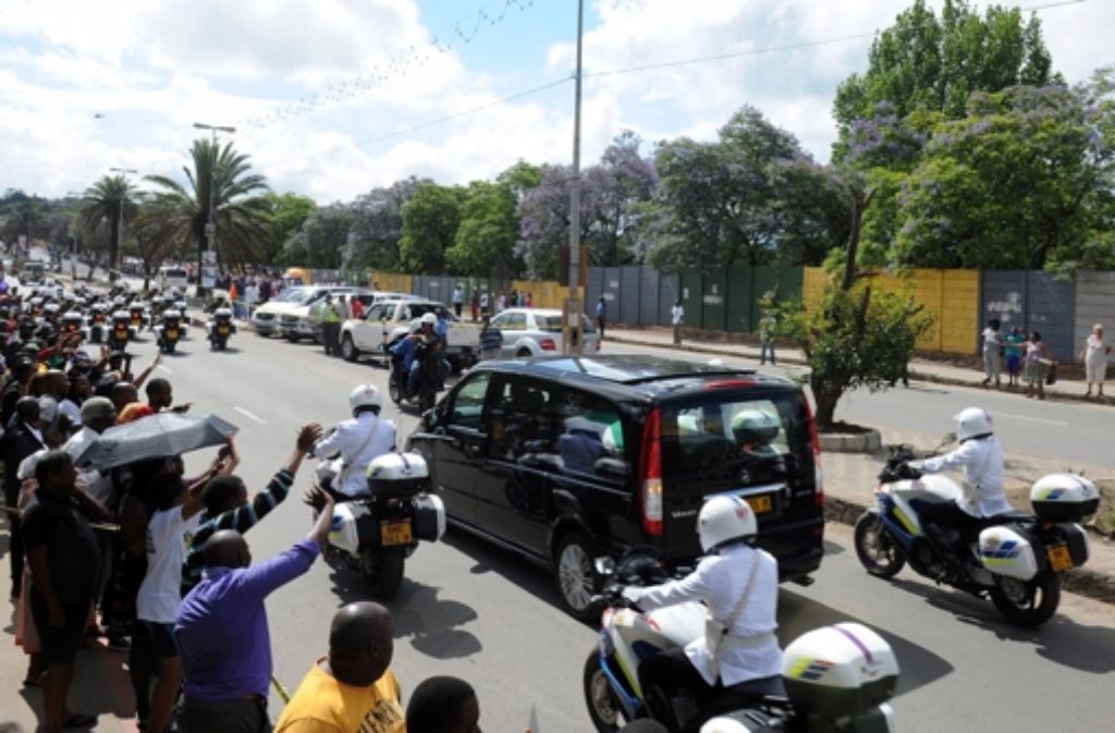 Tausende Menschen säumten die Straße, auf der der Sarg mit dem Leichnam von Nelson Mandela vom Flughafen Mthatha nach Qunu gebracht wurde.
