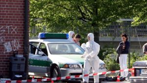 Beamte der Spurensicherung der Polizei arbeiten am 25. April 2007 auf der Heilbronner Theresienwiese an einem Tatort, an dem zuvor die Polizeibeamtin Michèle Kiesewetter getötet und der Polizist Martin A. schwer verletzt wurde. Foto: dpa