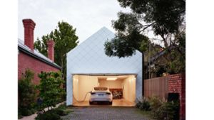 Ein Energie-Plus-Haus mit Tesla Model 3, entworfen von Austin Maynard Architects – zu entdecken in dem Bildband „Haus und Auto“ im Callwey Verlag. Foto: callwey.de/Derek Swallwell