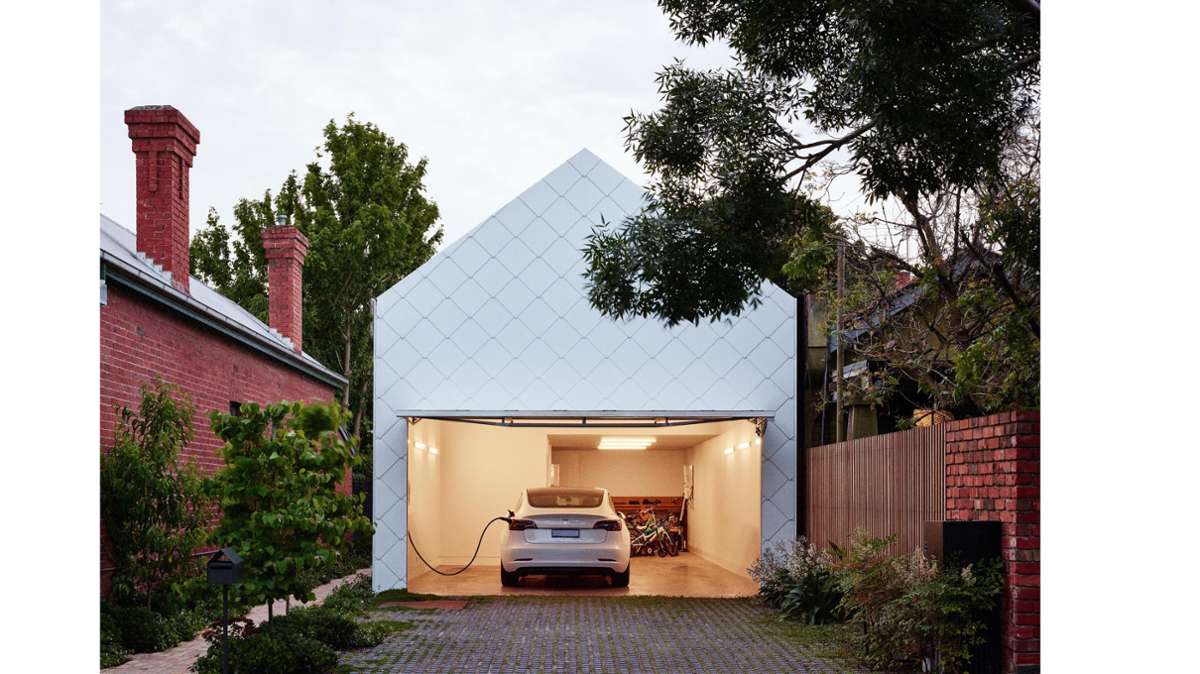 Ein Energie-Plus-Haus mit Tesla Model 3, entworfen von Austin Maynard Architects – zu entdecken in dem Bildband „Haus und Auto“ im Callwey Verlag.