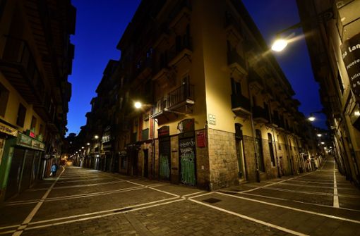 Ein Fußgänger geht durch die leere Innenstadt Pamplonas während der aufgrund des Coronavirus verhängten Ausgangssperre. Foto: dpa