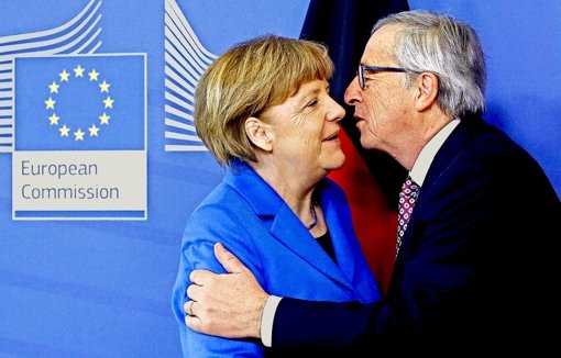 Das Vorzeigevorhaben von EU-Kommissionschef Juncker - hier mit Angela Merkel - soll Investitionen im Umfang von 315 Milliarden Euro anstoßen. (Archivfoto) Foto: EPA