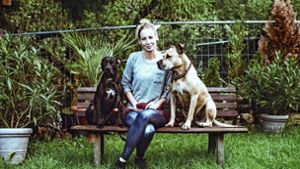 Große Liebe:  Melinda Lukas mit ihren Hunden Kessy (links) und Daddy Foto: Andreas Reiner