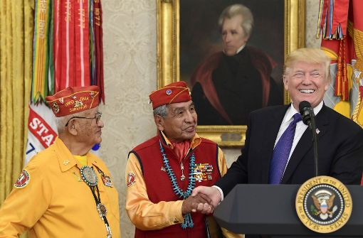 US-Präsident Donald Trump (rechts) hat am Montag im Weißen Haus die Navajo-Indianer Peter MacDonald (Mitte) und Thomas Begay getroffen. Foto: AP