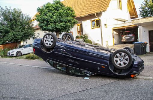Der BMW musste mit einem Totalschaden  abgeschleppt werden. Foto: SDMG